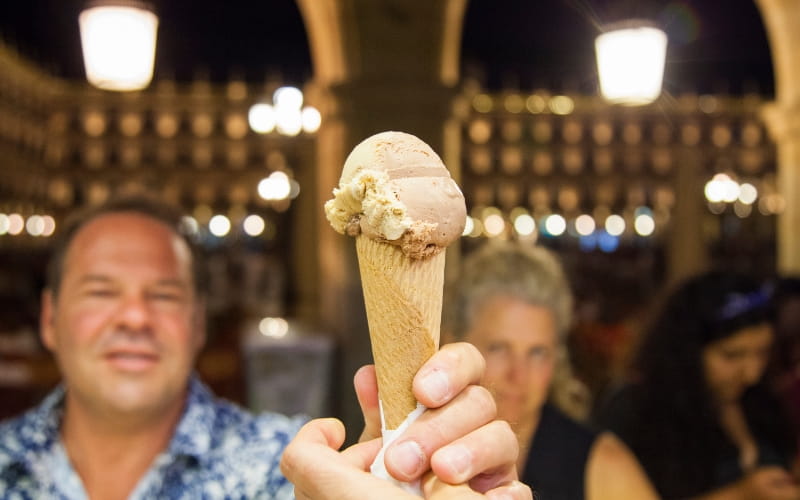 Comer helado en la Plaza Mayor de Salamanca 