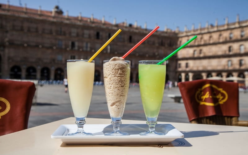 Comer helado en la Plaza Mayor de Salamanca